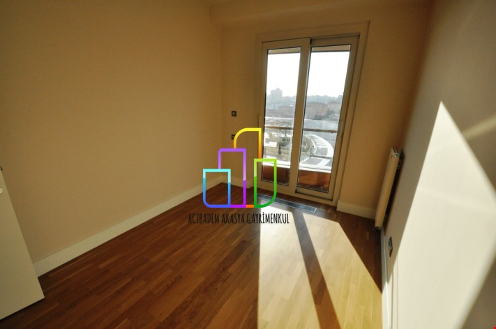 Akasya Acıbadem de Kiralık 2+1 avm üzerin de ofise uygun 