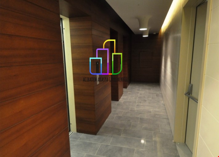 Akasya Acıbadem de Kiralık 2+1 avm üzerin de ofise uygun 